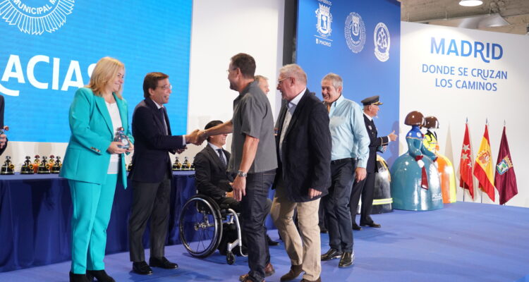 El alcalde de Madrid, José Luis Martínez-Almeida, y la vicealcaldesa y delegada de Seguridad y Emergencias, Inma Sanz, en el homenaje a los efectivos de seguridad y emergencias jubilados en 2024