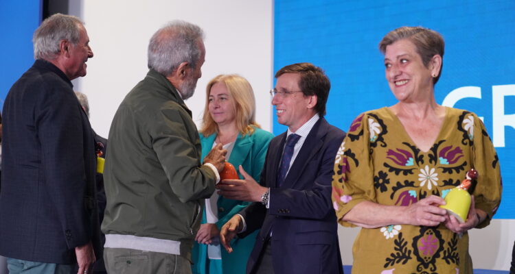 El alcalde de Madrid, José Luis Martínez-Almeida, y la vicealcaldesa y delegada de Seguridad y Emergencias, Inma Sanz, en el homenaje a los efectivos de seguridad y emergencias jubilados en 2024