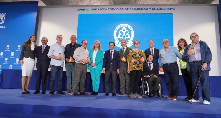 El alcalde de Madrid, José Luis Martínez-Almeida, y la vicealcaldesa y delegada de Seguridad y Emergencias, Inma Sanz, en el homenaje a los efectivos de seguridad y emergencias jubilados en 2024