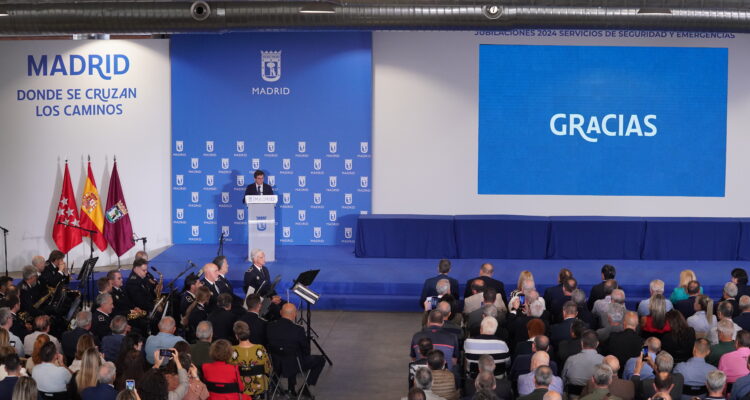 El alcalde de Madrid, José Luis Martínez-Almeida, interviene en el homenaje a los efectivos de seguridad y emergencias jubilados en 2024