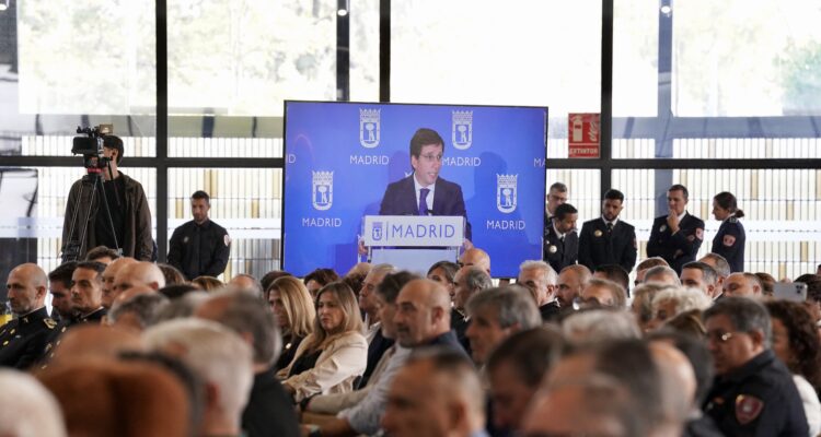 El alcalde de Madrid, José Luis Martínez-Almeida, interviene en el homenaje a los efectivos de seguridad y emergencias jubilados en 2024