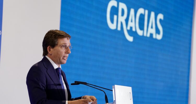 El alcalde de Madrid, José Luis Martínez-Almeida, interviene en el homenaje a los efectivos de seguridad y emergencias jubilados en 2024