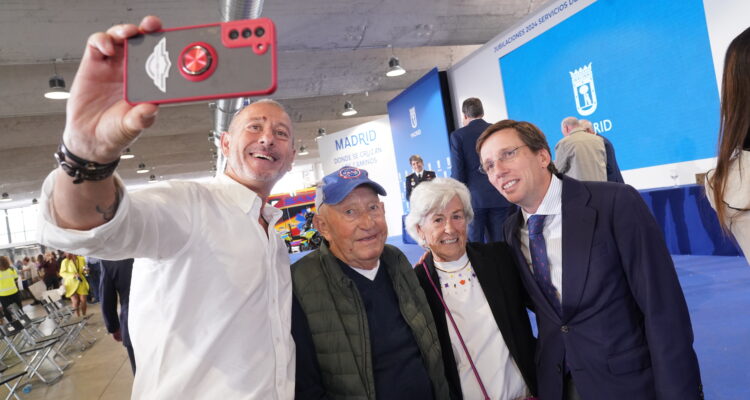 El alcalde de Madrid, José Luis Martínez-Almeida, con algunos de los homenajeados