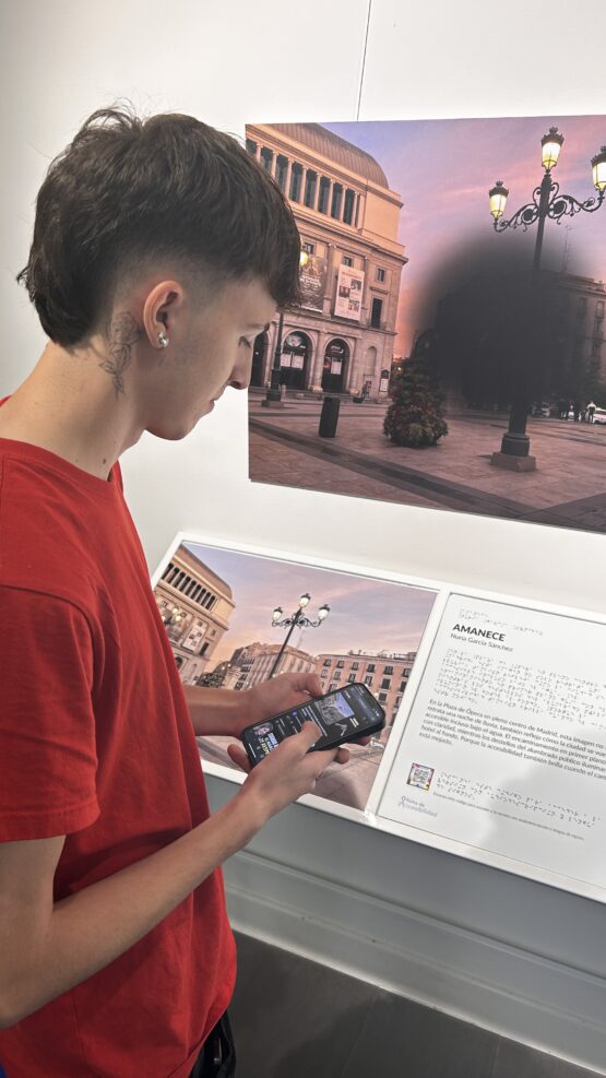 David López, estudiante de Mediación Comunicativa, consultando el código Navilens de una foto