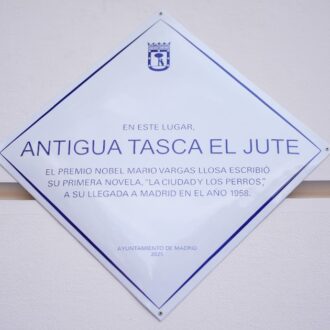 Placa en Menéndez Pelayo, 13, donde Vargas Llosa escribió su primera novela