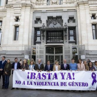 Almeida preside el minuto de silencio por el asesinato de una mujer de Villaverde frente al edificio de CentroCentro