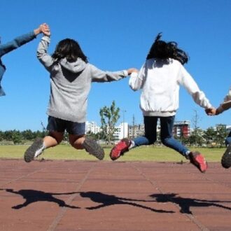 Unas niñas disfrutan de un campamento en Madrid
