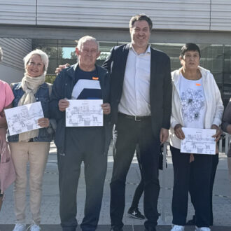 Cinco personas mayores voluntarias reciben un reconocimiento por su especial dedicación y solidaridad de manos del concejal de Latina Alberto González