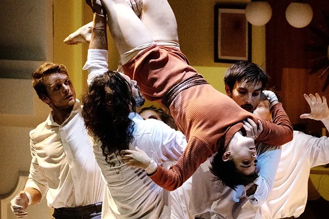 Escena de la obra 'Entre chiens et louves' ('Entre perros y lobas')