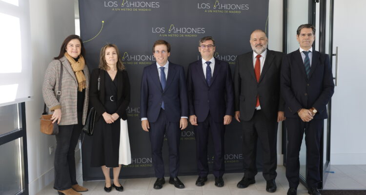 El alcalde de Madrid, José Luis Martínez-Almeida, el delegado de Políticas de Vivienda y presidente de EMVS Madrid, Álvaro González, y el concejal de Vicálvaro, Ángel Ramos, durante la presentación de la segunda fase del Plan Suma Vivienda