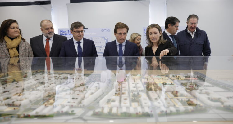 El alcalde de Madrid, José Luis Martínez-Almeida, el delegado de Políticas de Vivienda y presidente de EMVS Madrid, Álvaro González, y el concejal de Vicálvaro, Ángel Ramos, durante la presentación de la segunda fase del Plan Suma Vivienda