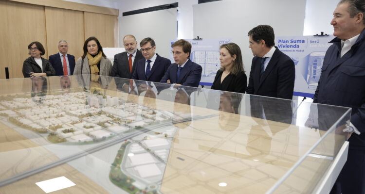 El alcalde de Madrid, José Luis Martínez-Almeida, el delegado de Políticas de Vivienda y presidente de EMVS Madrid, Álvaro González, y el concejal de Vicálvaro, Ángel Ramos, durante la presentación de la segunda fase del Plan Suma Vivienda