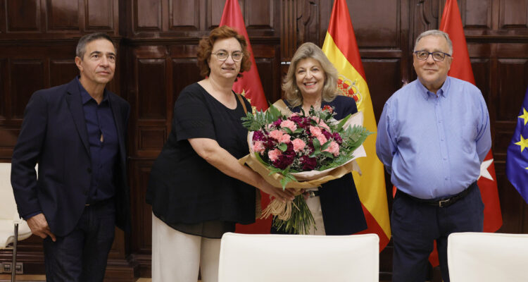 La delegada de Economía, Innovación y Hacienda, Engracia Hidalgo, con representantes de la Asociación de Vendedores Profesionales de Prensa de Madrid (AVPPM)