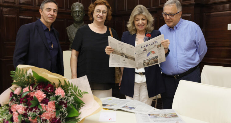 La delegada de Economía, Innovación y Hacienda, Engracia Hidalgo, con representantes de la Asociación de Vendedores Profesionales de Prensa de Madrid (AVPPM)