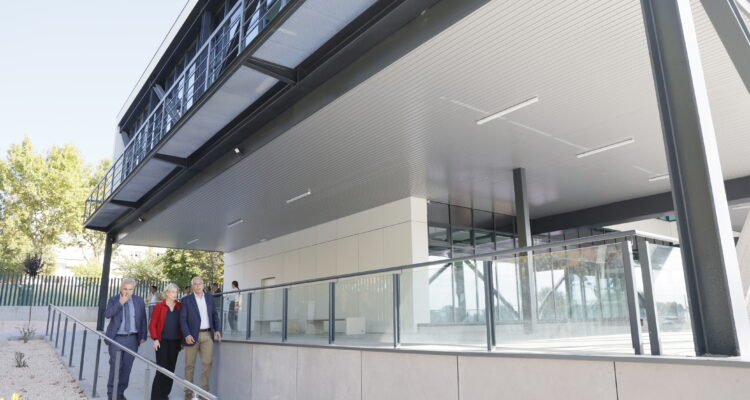 García Romero e Izquierdo visitan el final de obra de la nueva biblioteca de Carabanchel