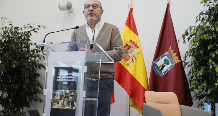 Fernández durante la jornada Cohousing una alternativa para una nueva vida