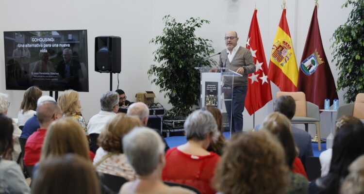Fernández durante la jornada Cohousing una alternativa para una nueva vida