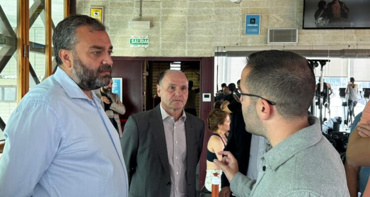 Carlos Segura, durante la visita al Centro Deportivo Municipal Escuelas de San Antón