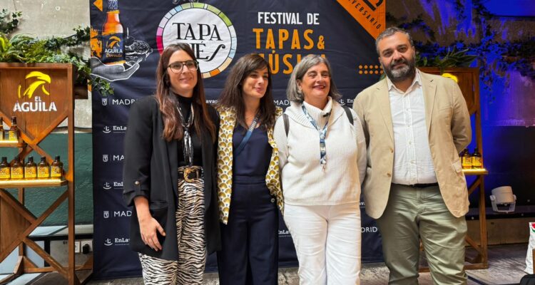 Carlos Segura acompañado por la presidenta de la Asociación de Amigos de la Memoria y la Cultura en la Villa de Madrid y Entorno Distrito 12, Carmen Gordo y otros organizadores