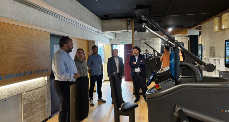 Carlos Segura, durante la visita al Centro Deportivo Municipal Escuelas de San Antón