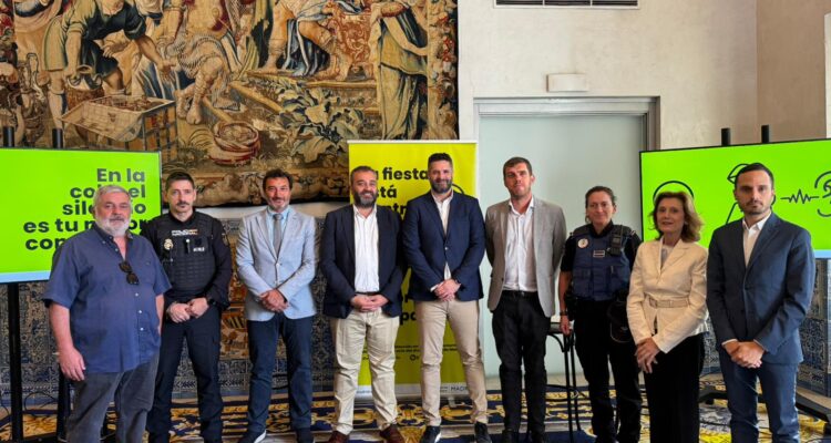 El concejal de Centro, Carlos Segura junto al vicepresidente de la Asociación de Empresarios de Ocio y Espectáculos de la Comunidad de Madrid ‘Noche Madrid’, Alejandro Zamarro y otros representantes, en la presentación de la campaña