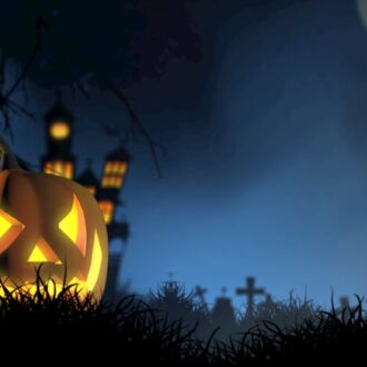 Imagen de Halloween 2025 en la que se ve una calabaza iluminada en un paisaje de miedo nocturno