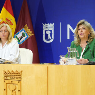 Hidalgo detalla la información acerca de las ordenazas fiscales en presencia de Sanz, en la rueda de prensa post Junta de Gobierno de este jueves