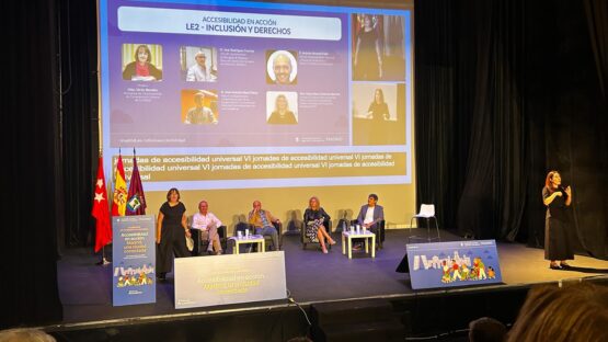 Imagen de las jornadas presentadas por Vicky Bendito, con subtítulos e intérprete de lengua de signos