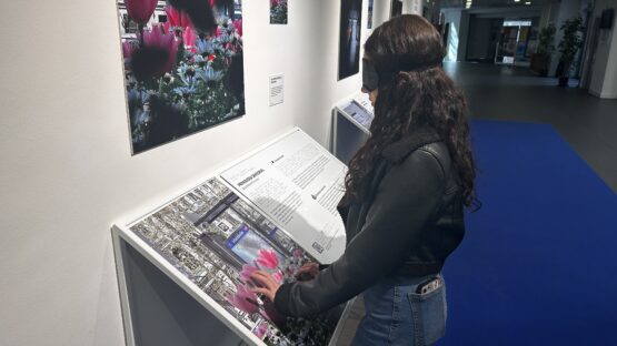 Inés Galán, estudiante, tocando una de las fotografías accesibles