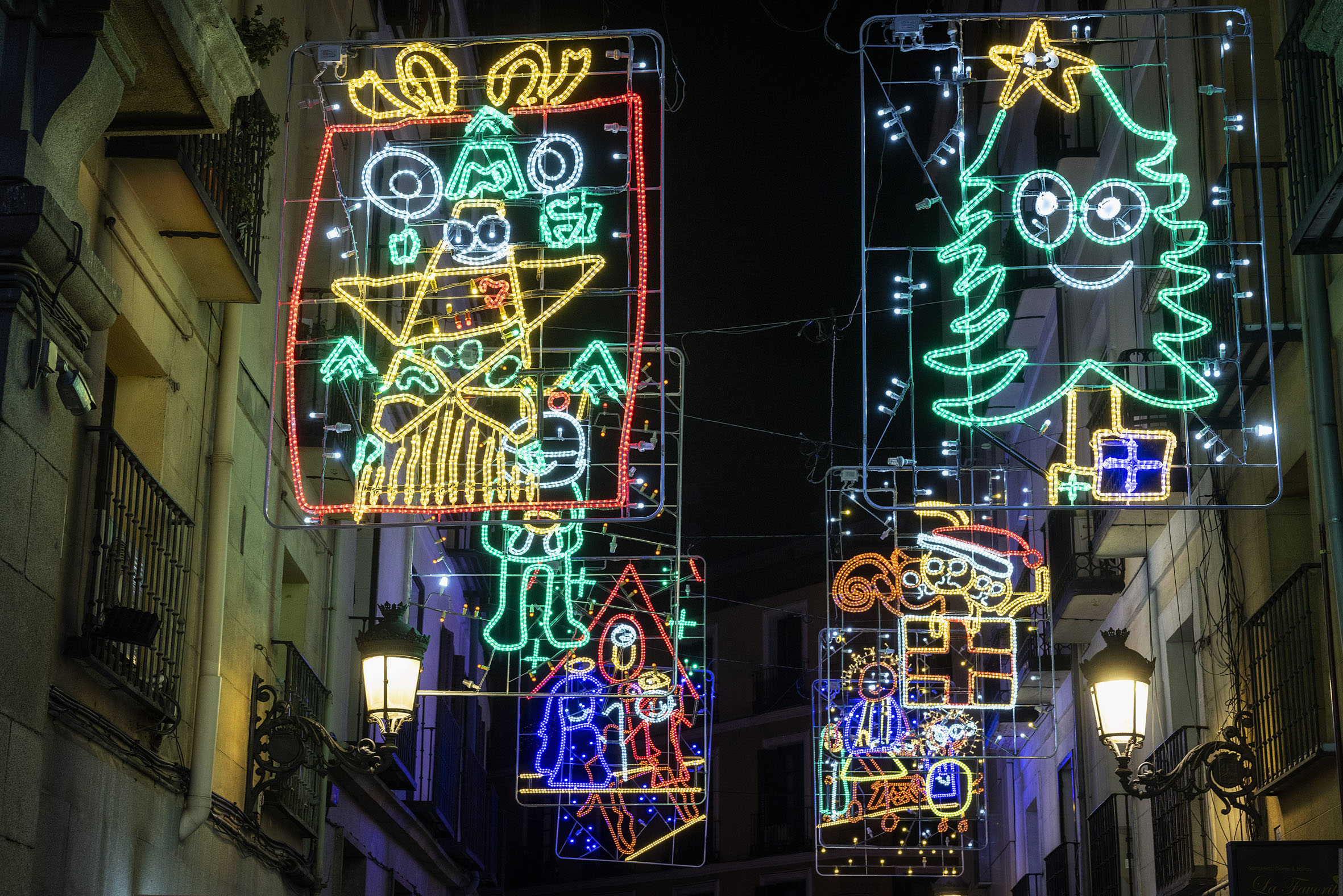 Luces de Navidad diseñadas por niños en 2024