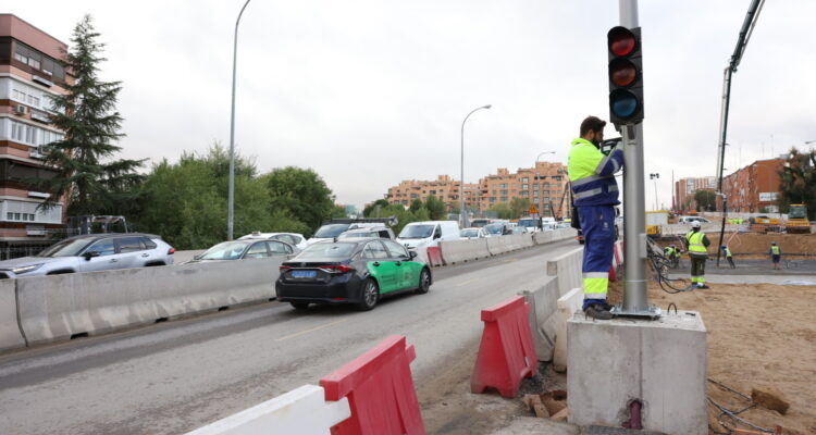 Momento de la instalación del semáfoto inteligente en la A-5