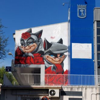 Dos gatos chulapos en el Mercado Municipal de Moratalaz, obra del ilustrador Mr. Manz
