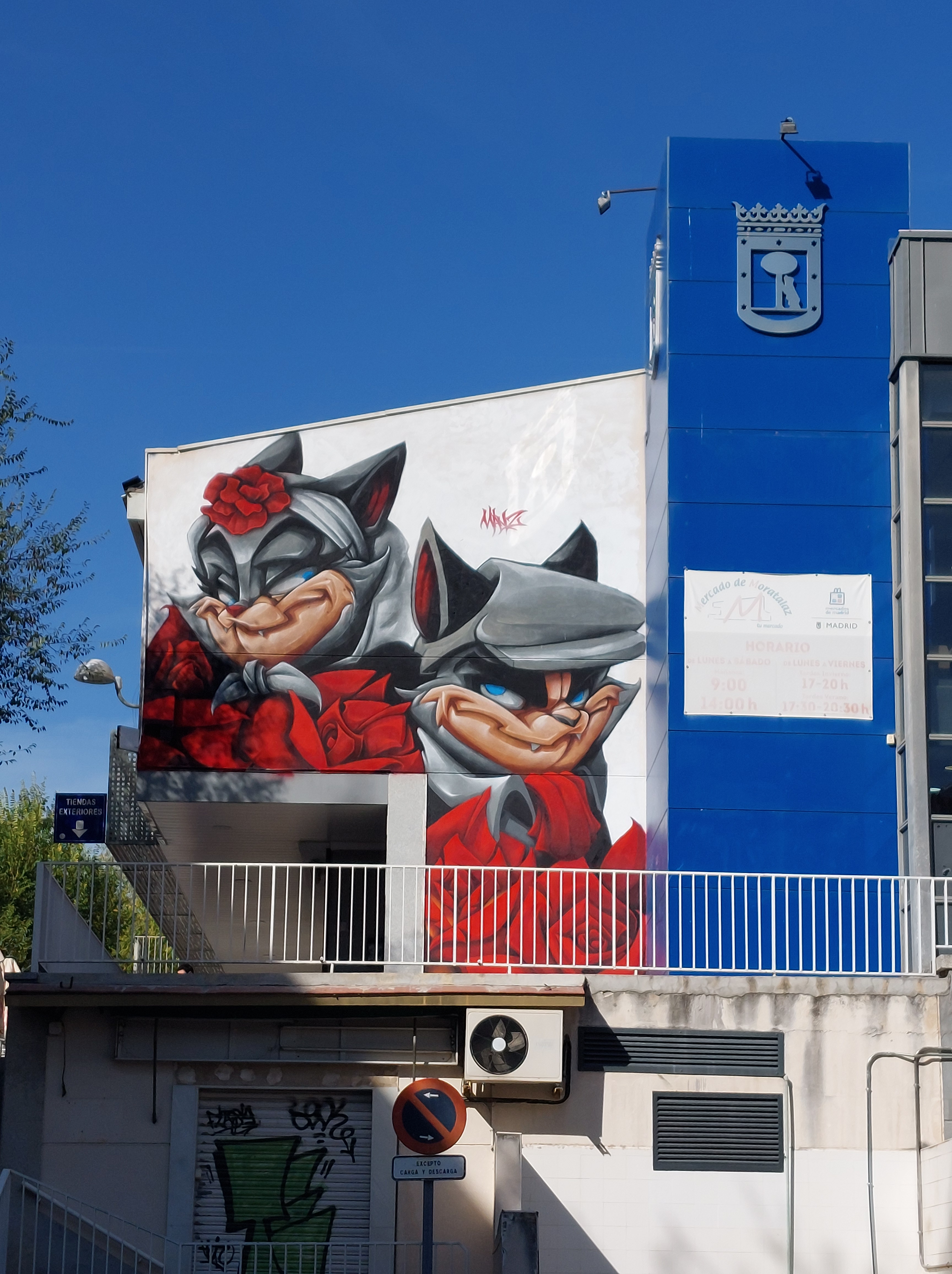 Dos gatos chulapos en el Mercado Municipal de Moratalaz, obra del ilustrador Mr. Manz
