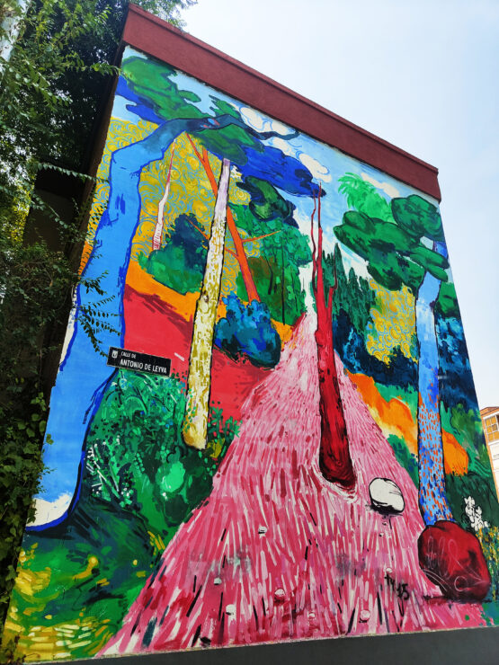 Mural de Abraham Lacalle en la fachada del IES Emperatriz de Austria