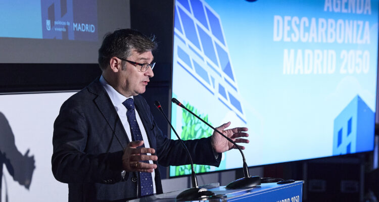 El delegado de Políticas de Vivienda y presidente EMVS Madrid, Álvaro González, durante su intervención en la presentación de la Agenda Descarboniza Madrid 2050