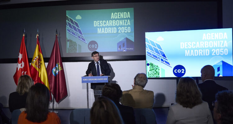 El delegado de Políticas de Vivienda y presidente EMVS Madrid, Álvaro González, durante la presentación de la Agenda Descarboniza Madrid 2050