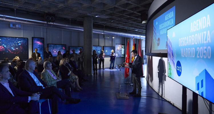 El delegado de Políticas de Vivienda y presidente EMVS Madrid, Álvaro González, durante la presentación de la Agenda Descarboniza Madrid 2050