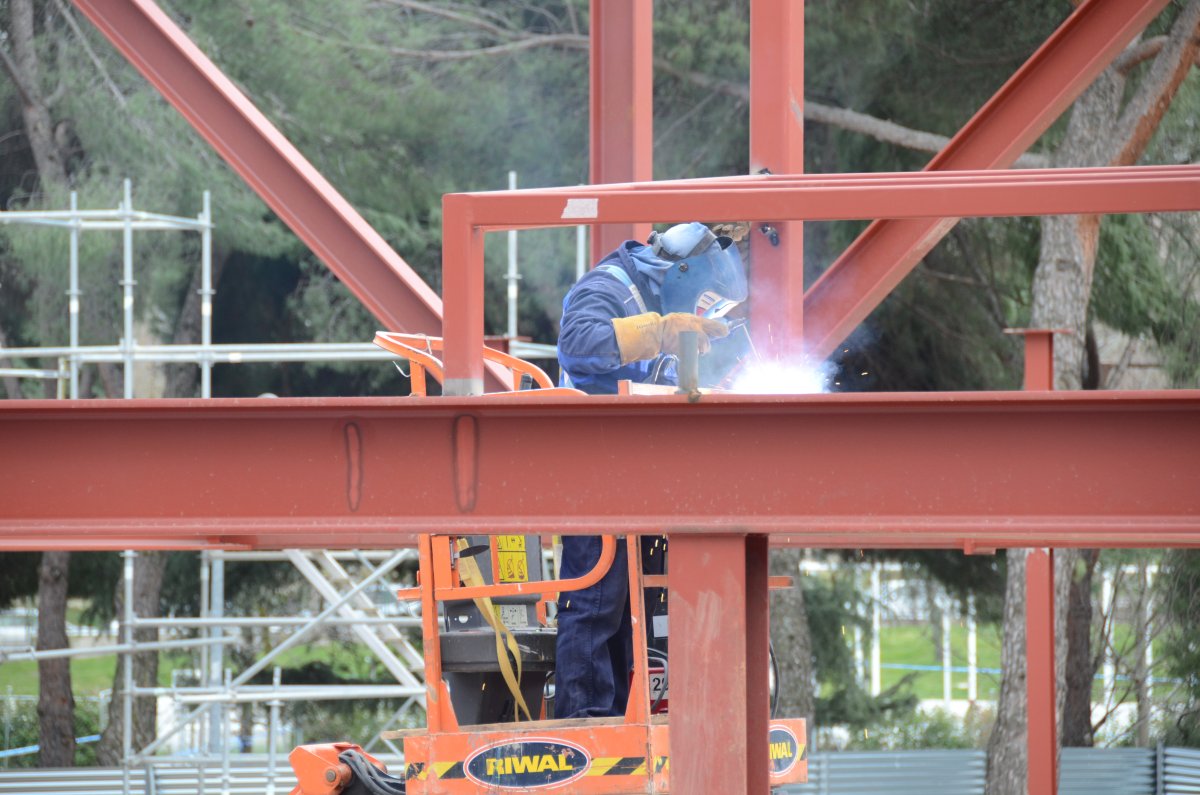 Trabajador de la construcción en el Centro Deportivo Municipal San Blas-Canillejas