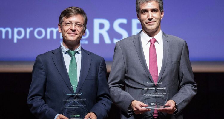 Páramo recogiendo premio vehículos con inteligencia artificial en la detección de residuos