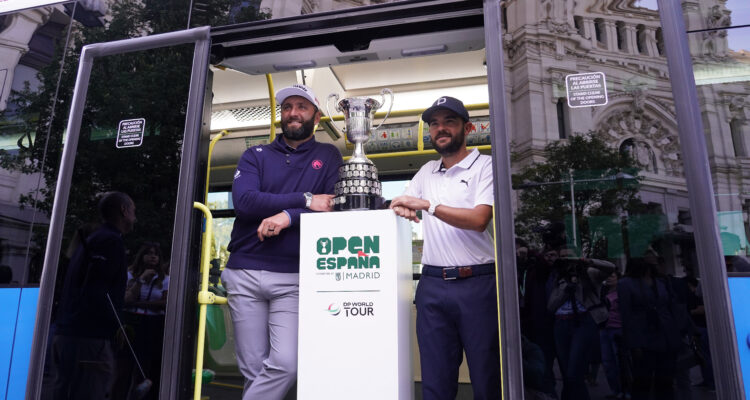 Rahm e Hidalgo con trofeo Open de España de Golf en autobús EMT Madrid