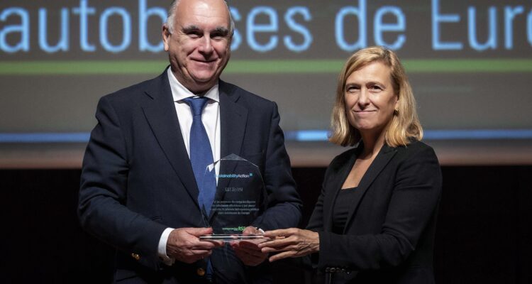 Sánchez recogiendo premio al smart charging de EMT Madrid