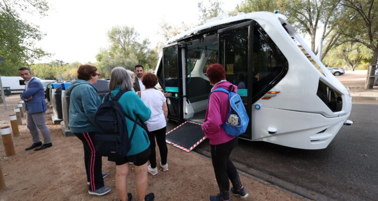 Usuarios probando autobús autónomo EMT Madrid