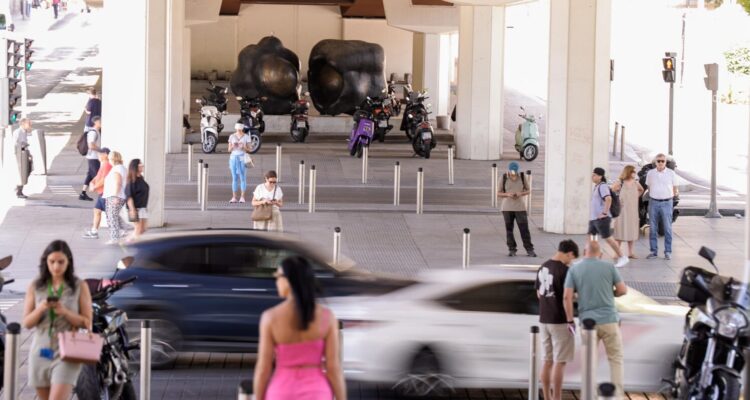 'Unidades Yunta', de Pablo Serrano, al fondo de la imagen