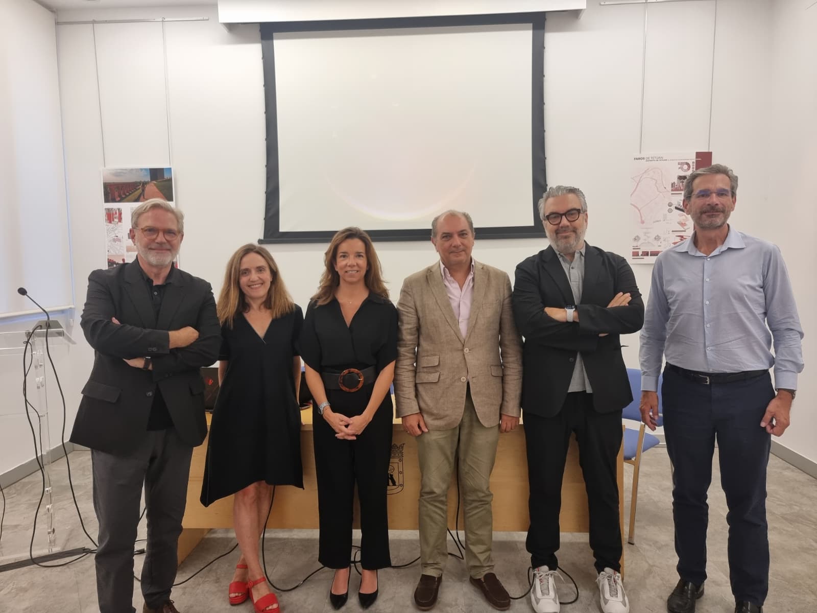 Foto de familia con los participantes en la mesa redonda