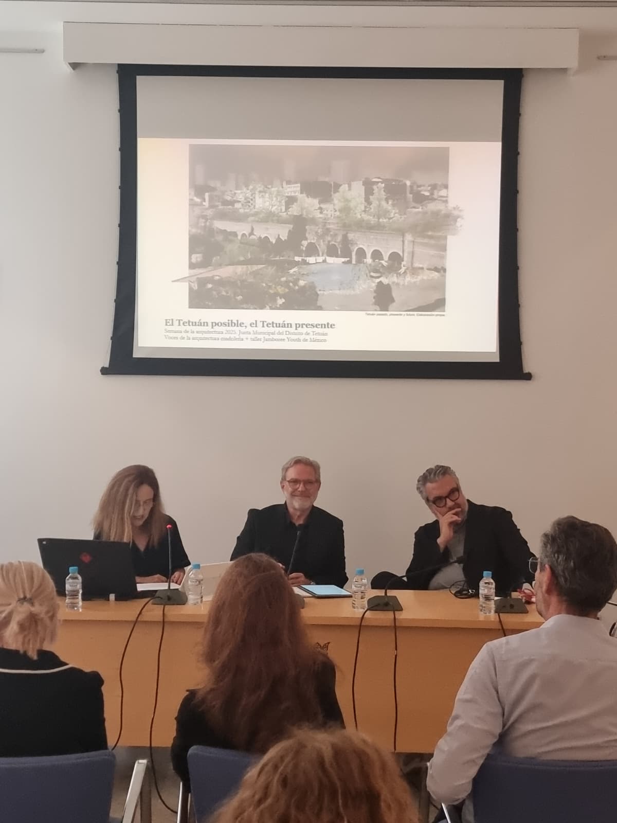 La concejala del distrito, Paula Gómez-Angulo en la inauguración de una mesa redonda en la Semana de la Arquitectura