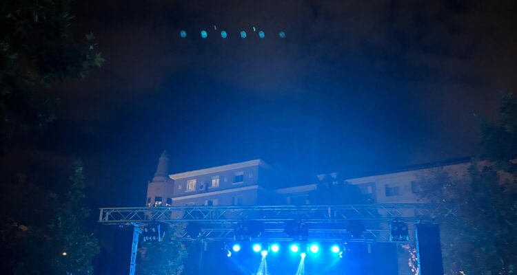 Escenario del parque de Eva Duarte con la actuación de Melocos