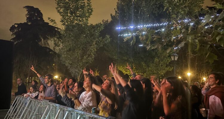 Público en el concierto de Melocos de las Fiestas del Pilar 2025 del distrito de Salamanca