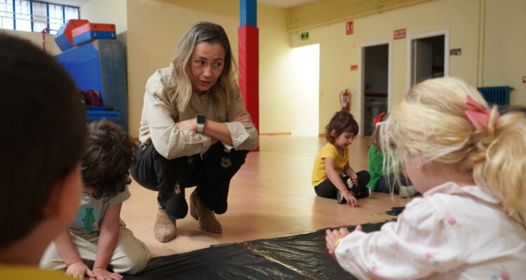 Yolanda Estrada, durante su visita al campamento urbano del CEIP Arquitecto Gaudí