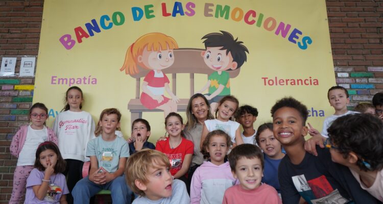 Yolanda Estrada, durante su visita al campamento urbano del CEIP Arquitecto Gaudí