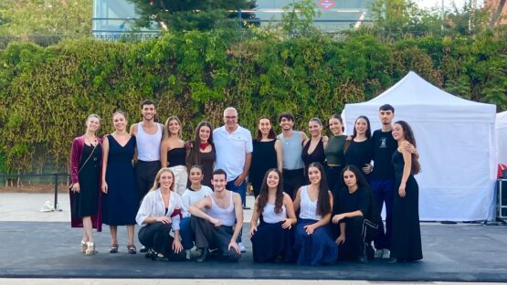 El concejal de Carabanchel con los artistas del conservatorio sobre una tarima